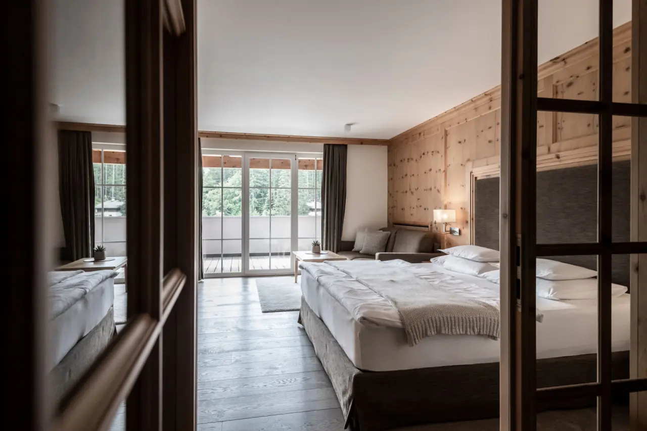 Viktoria Alpine Hideaway in Meran – Helles Doppelzimmer mit Balkon und Holzwänden | Wellnesshotel Südtirol