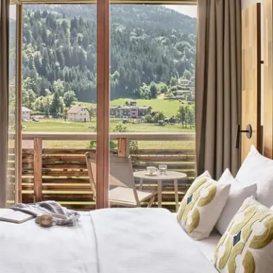 Falkensteiner Carinzia in Hermagor Naßfeld – Gemütliches Hotelzimmer mit Balkon und Bergblick | Wellnesshotel Kärnten