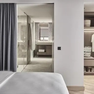 Falkensteiner Carinzia in Hermagor Naßfeld – Modernes Hotelzimmer mit offenem Bad und Ankleidebereich | Wellnesshotel Kärnten