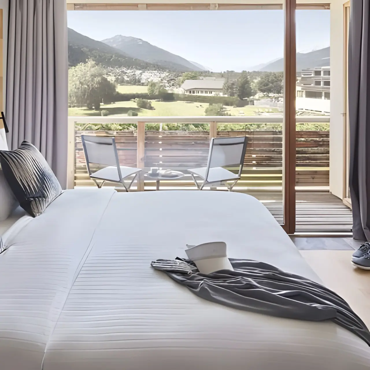 Falkensteiner Carinzia in Hermagor Naßfeld – Hotelzimmer mit Balkon und Bergblick | Wellnesshotel Kärnten