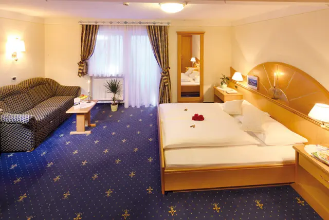 Adults Only Sonnenhotel Adler in Kastelruth – Komfortables Doppelzimmer mit Sofa | Wellnesshotel Südtirol