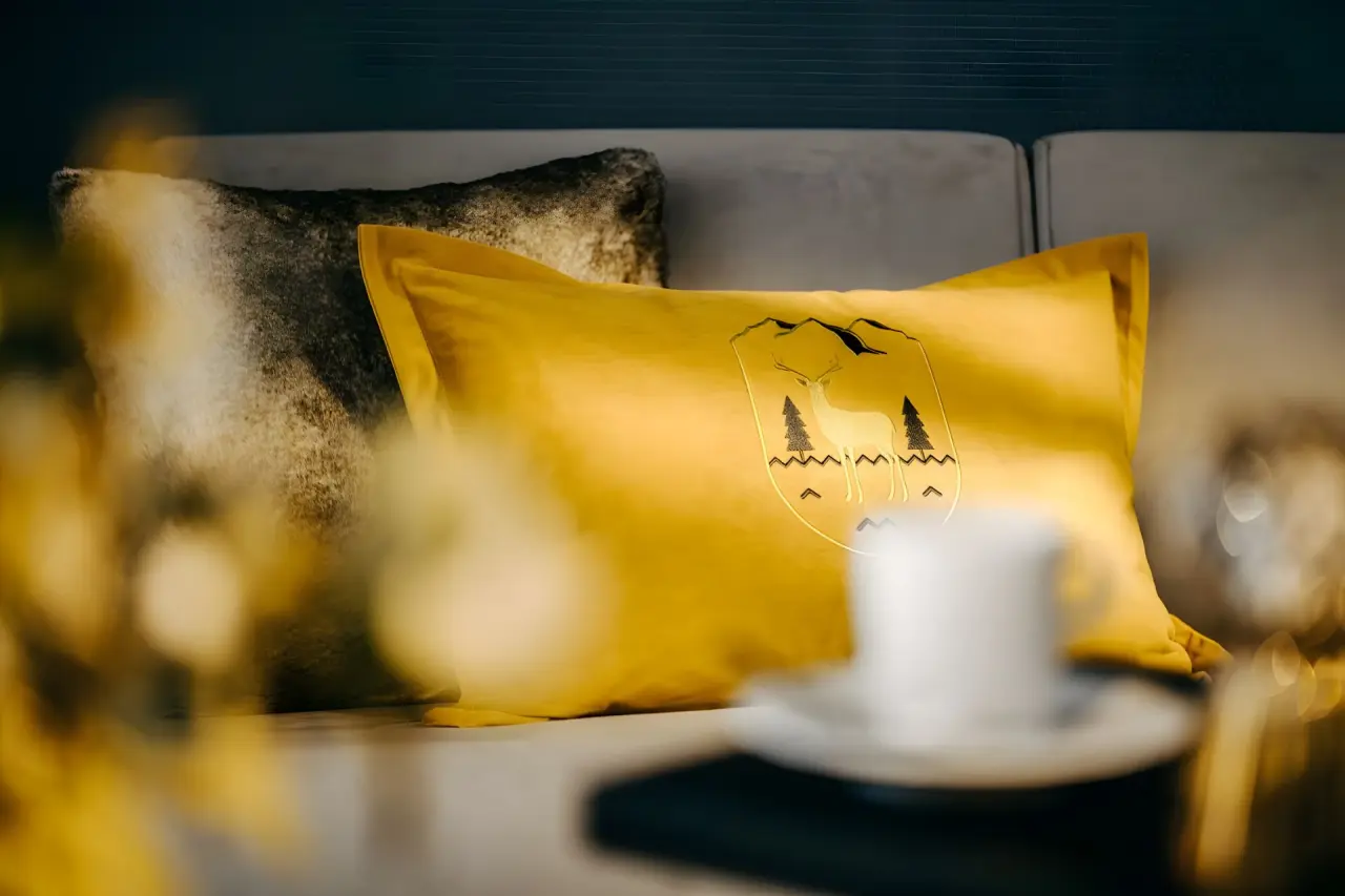 Grand Tirolia Kitzbühel in Kitzbühel – Dekoratives Kissen mit Hirsch-Emblem | Wellnesshotel Tirol