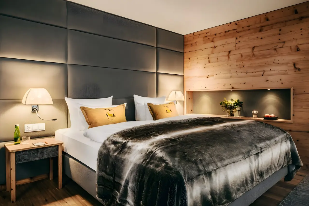 Grand Tirolia Kitzbühel in Kitzbühel – Gemütliches Doppelzimmer mit Holzelementen | Wellnesshotel Tirol