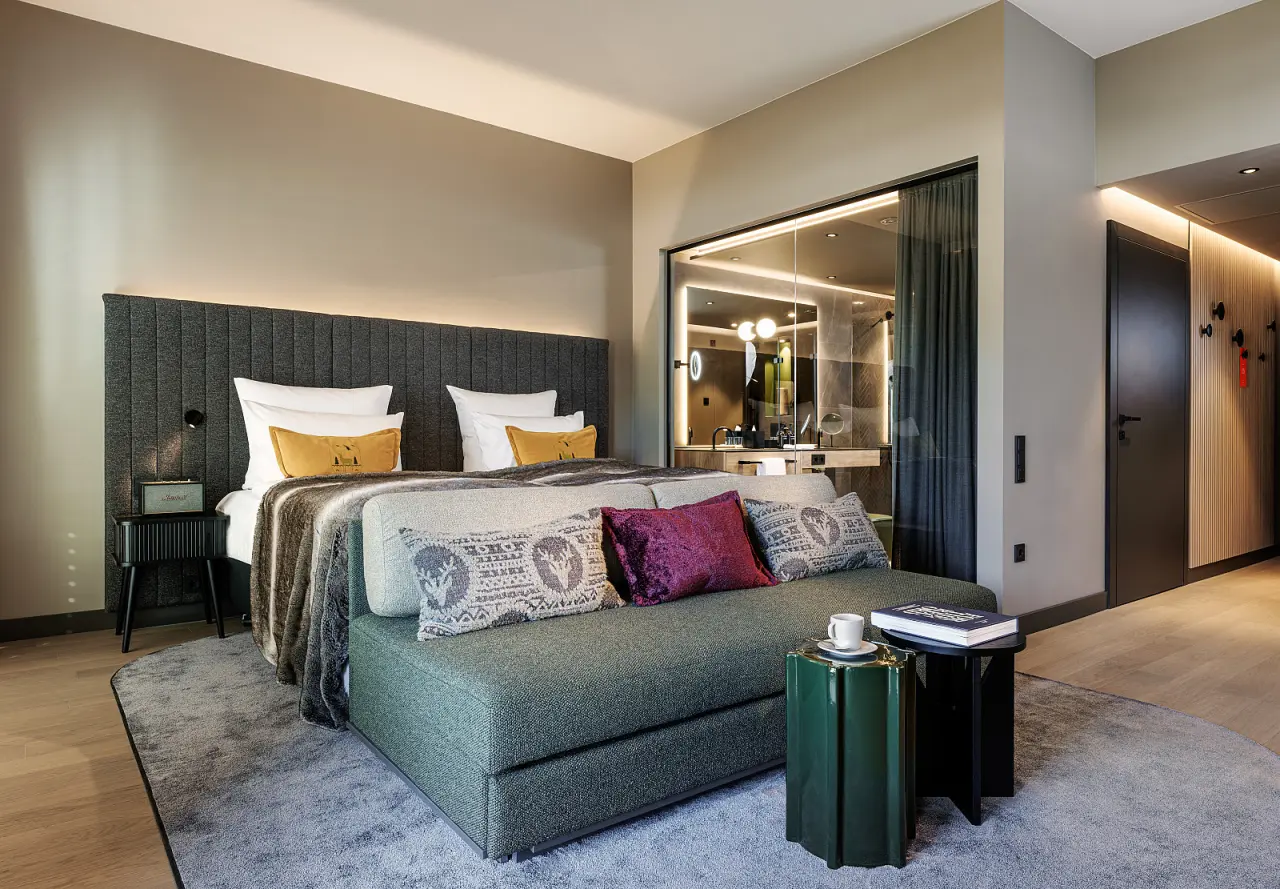 Grand Tirolia Kitzbühel in Kitzbühel – Elegantes Hotelzimmer mit Sofa und Badzugang | Wellnesshotel Tirol
