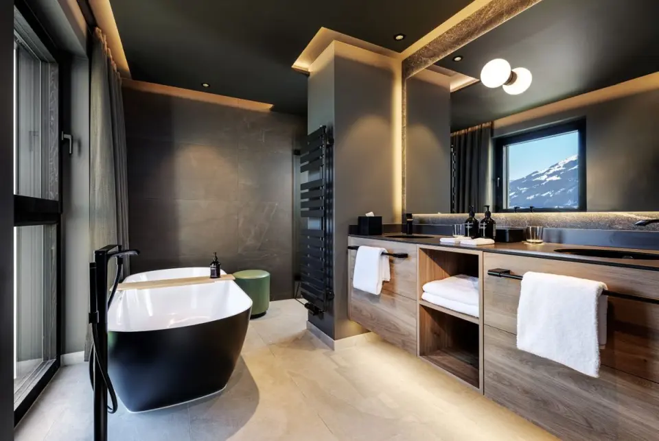Grand Tirolia Kitzbühel in Kitzbühel – Luxuriöses Badezimmer mit freistehender Wanne und Bergblick | Wellnesshotel Tirol