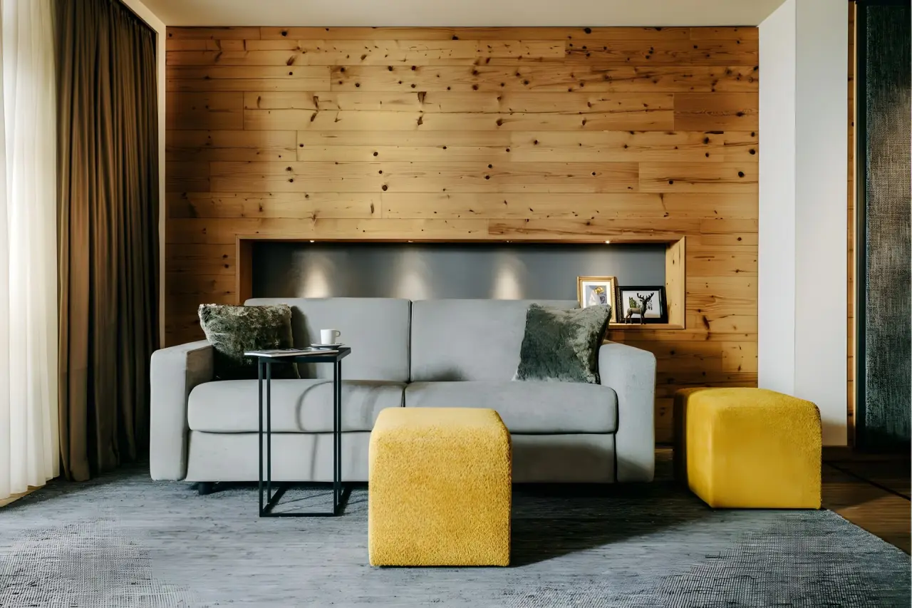 Grand Tirolia Kitzbühel in Kitzbühel – Gemütlicher Wohnbereich einer Suite mit Sofa | Wellnesshotel Tirol