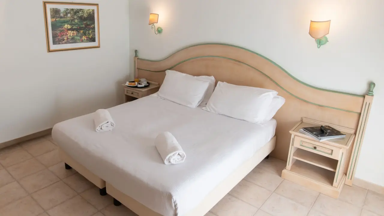 Toscana Wellness Resort in Arcidosso – Helles Doppelzimmer mit frischen Handtüchern | Wellnesshotel Toskana
