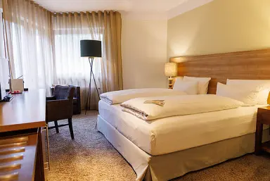 Das Marienhöh in Fischbach – Modernes Doppelzimmer mit großem Fenster | Wellnesshotel Hunsrück