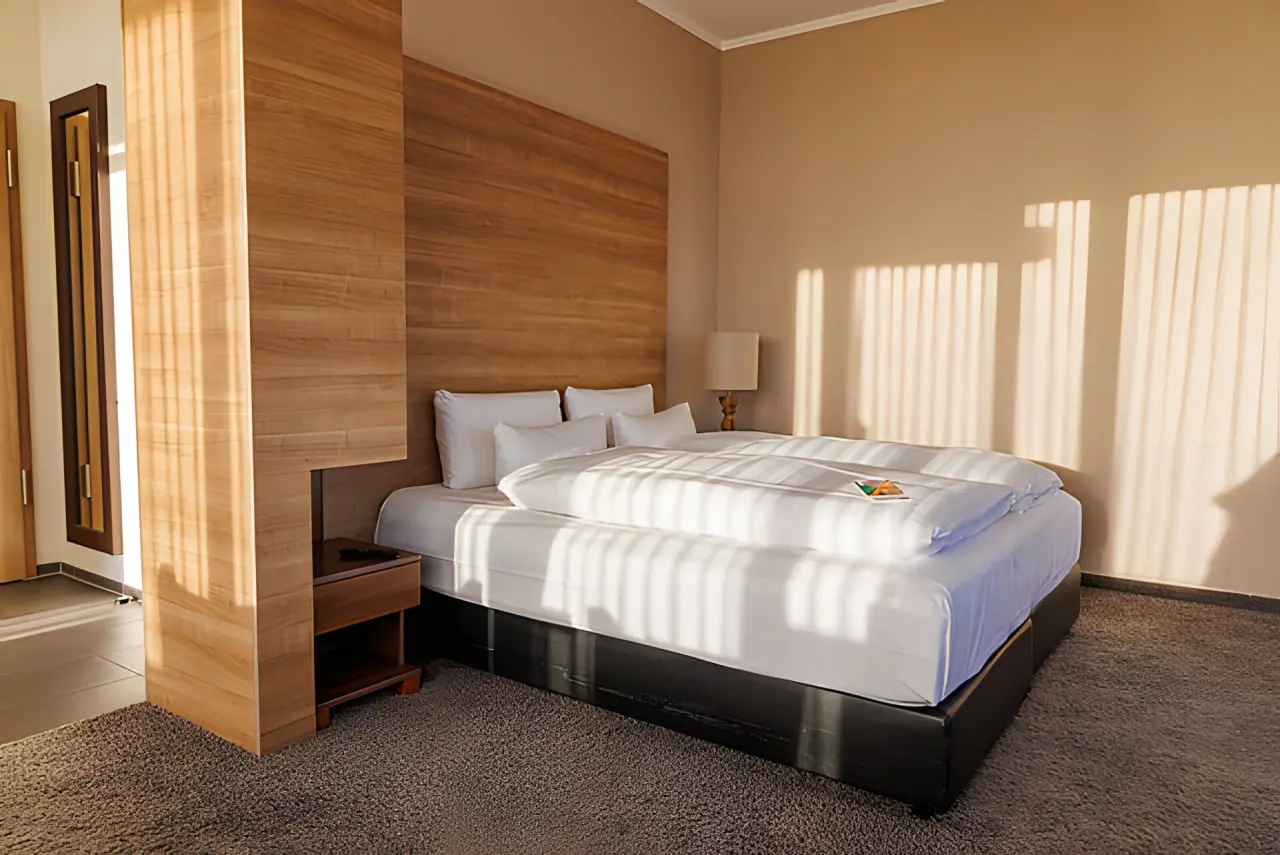 Das Marienhöh in Fischbach – Stilvolles Doppelzimmer mit Holzelementen und Lichtspiel | Wellnesshotel Hunsrück