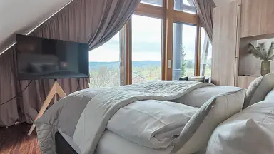 Das Marienhöh in Fischbach – Komfortables Zimmer mit Panoramafenster und Landschaftsblick | Wellnesshotel Hunsrück