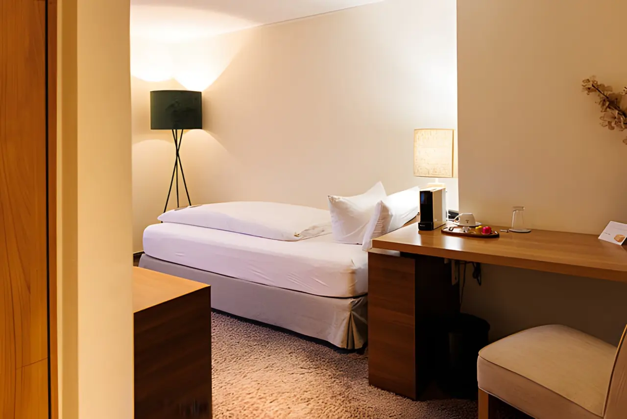 Das Marienhöh in Fischbach – Gemütliches Einzelzimmer mit Schreibtisch und Leselampe | Wellnesshotel Hunsrück