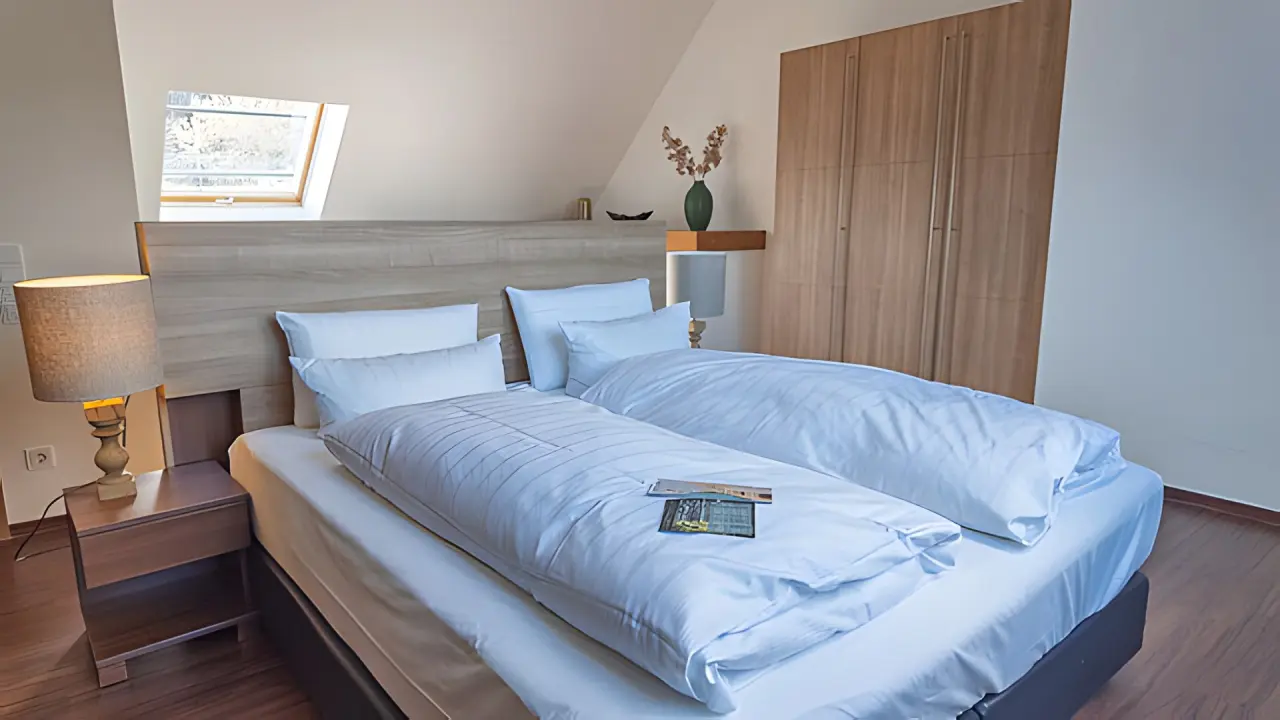 Das Marienhöh in Fischbach – Helles Doppelzimmer mit Dachfenster und Holzeinrichtung | Wellnesshotel Hunsrück