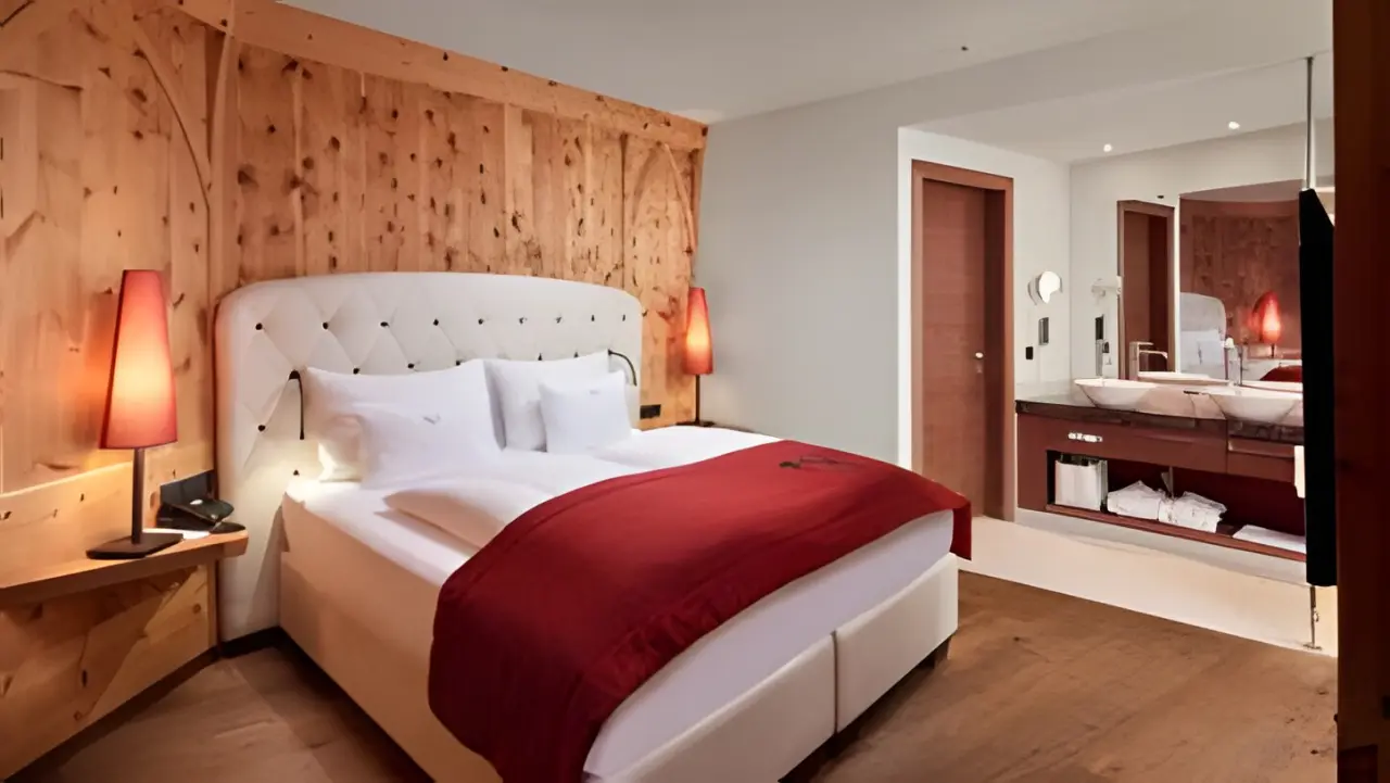 Hotel Engels Park in Neustift-Milders – Modernes Doppelzimmer mit Holzelementen | Wellnesshotel Stubaital