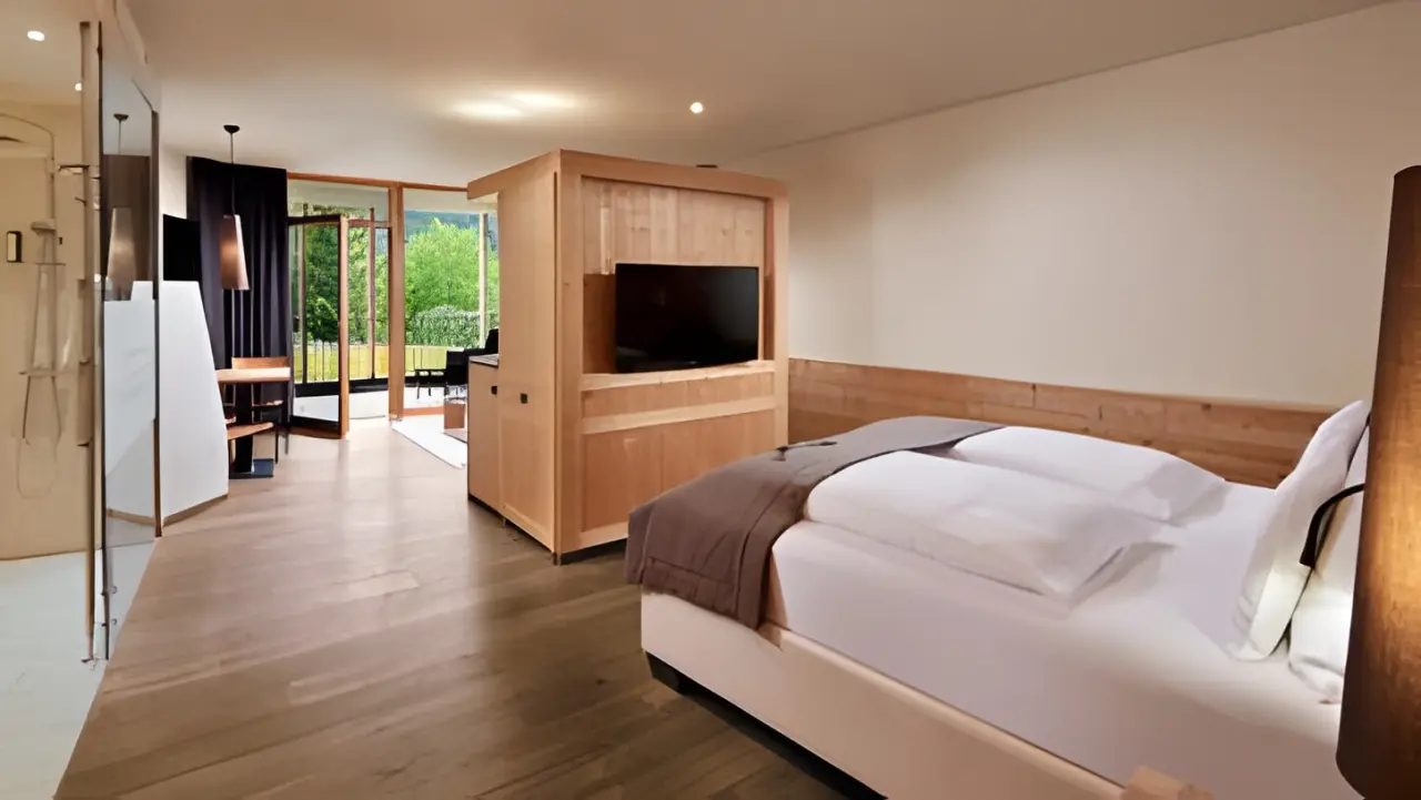 Hotel Engels Park in Neustift-Milders – Geräumiges Zimmer mit Balkon und moderner Einrichtung | Wellnesshotel Stubaital