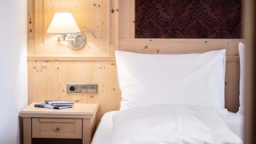 Hotel Engels Park in Neustift-Milders – Detailansicht eines Einzelbettes mit Nachttisch | Wellnesshotel Stubaital
