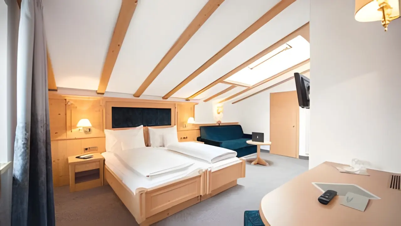 Hotel Engels Park in Neustift-Milders – Dachzimmer mit Holzbalken und gemütlicher Einrichtung | Wellnesshotel Stubaital