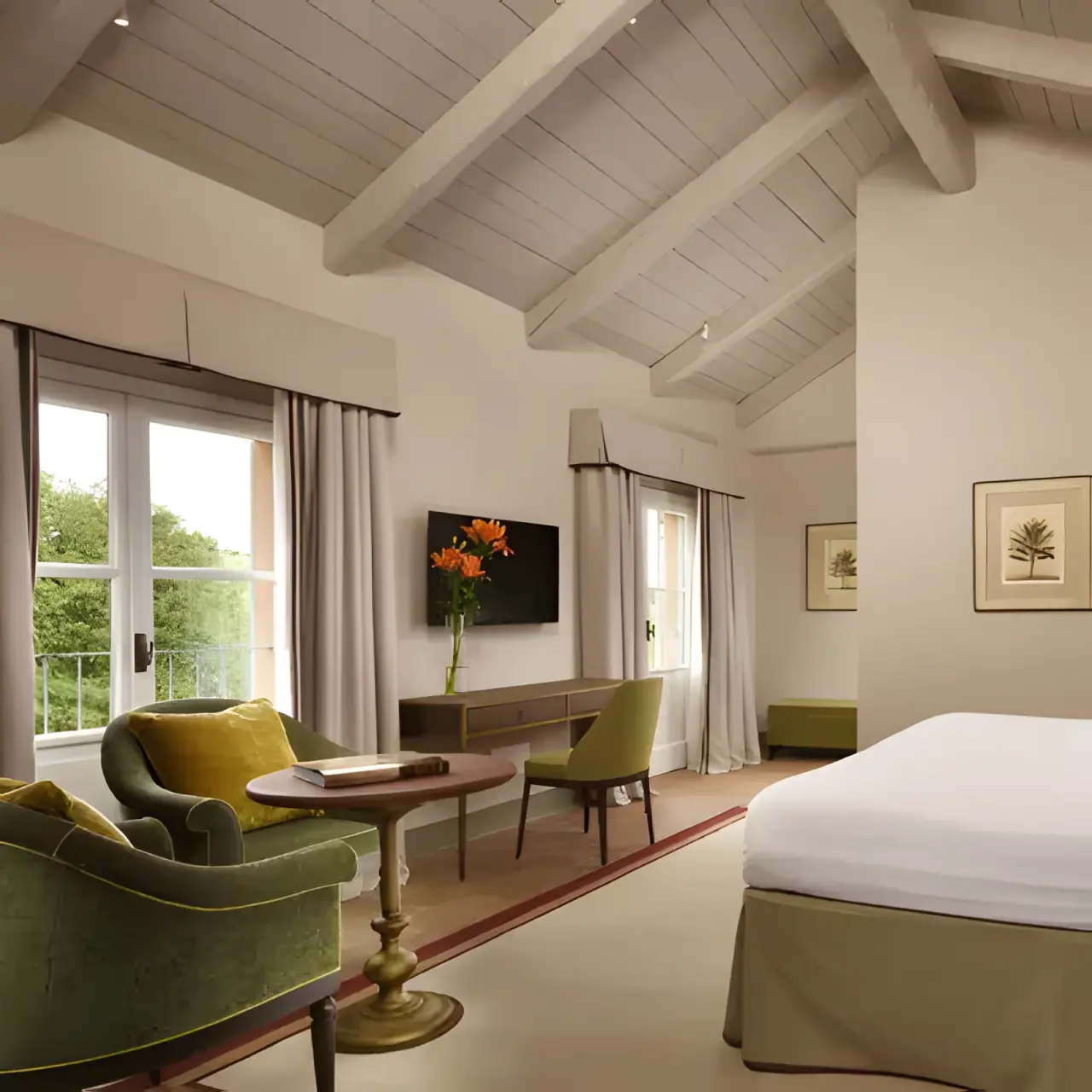 Relais Sant'Uffizio in Como – Geräumiges Zimmer mit Holzbalkendecke und Sitzbereich | Wellnesshotel Lombardei