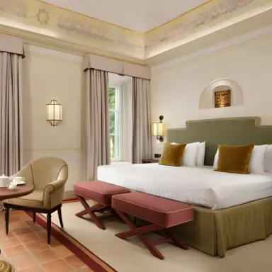 Relais Sant'Uffizio in Como – Luxuriöses Doppelzimmer mit stilvoller Einrichtung und Sitzbereich | Wellnesshotel Lombardei