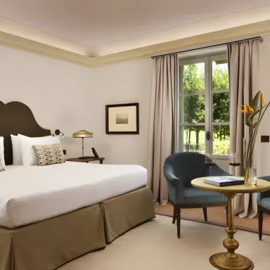 Relais Sant'Uffizio in Como – Komfortables Doppelzimmer mit gemütlichem Sitzbereich | Wellnesshotel Lombardei