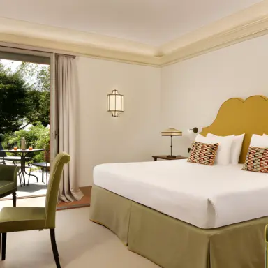 Relais Sant'Uffizio in Como – Helles Doppelzimmer mit Zugang zur Terrasse und Gartenblick | Wellnesshotel Lombardei
