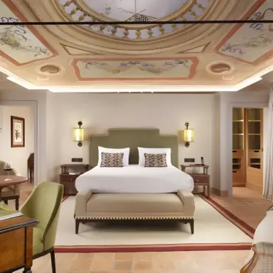 Relais Sant'Uffizio in Como – Geräumiges Hotelzimmer mit historischer Decke | Wellnesshotel Lombardei