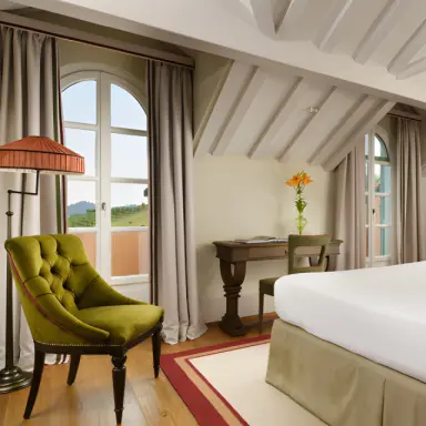 Relais Sant'Uffizio in Como – Helles Hotelzimmer mit Schreibtisch und Ausblick | Wellnesshotel Lombardei