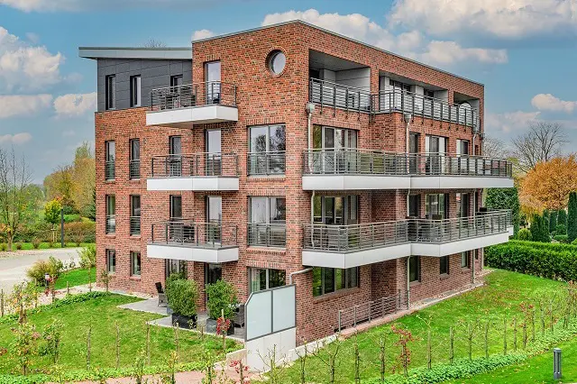 Elbstrand Resort Krautsand in Drochtersen-Krautsand – Modernes Apartmentgebäude mit Balkonen | Wellnesshotel Elbmarsch