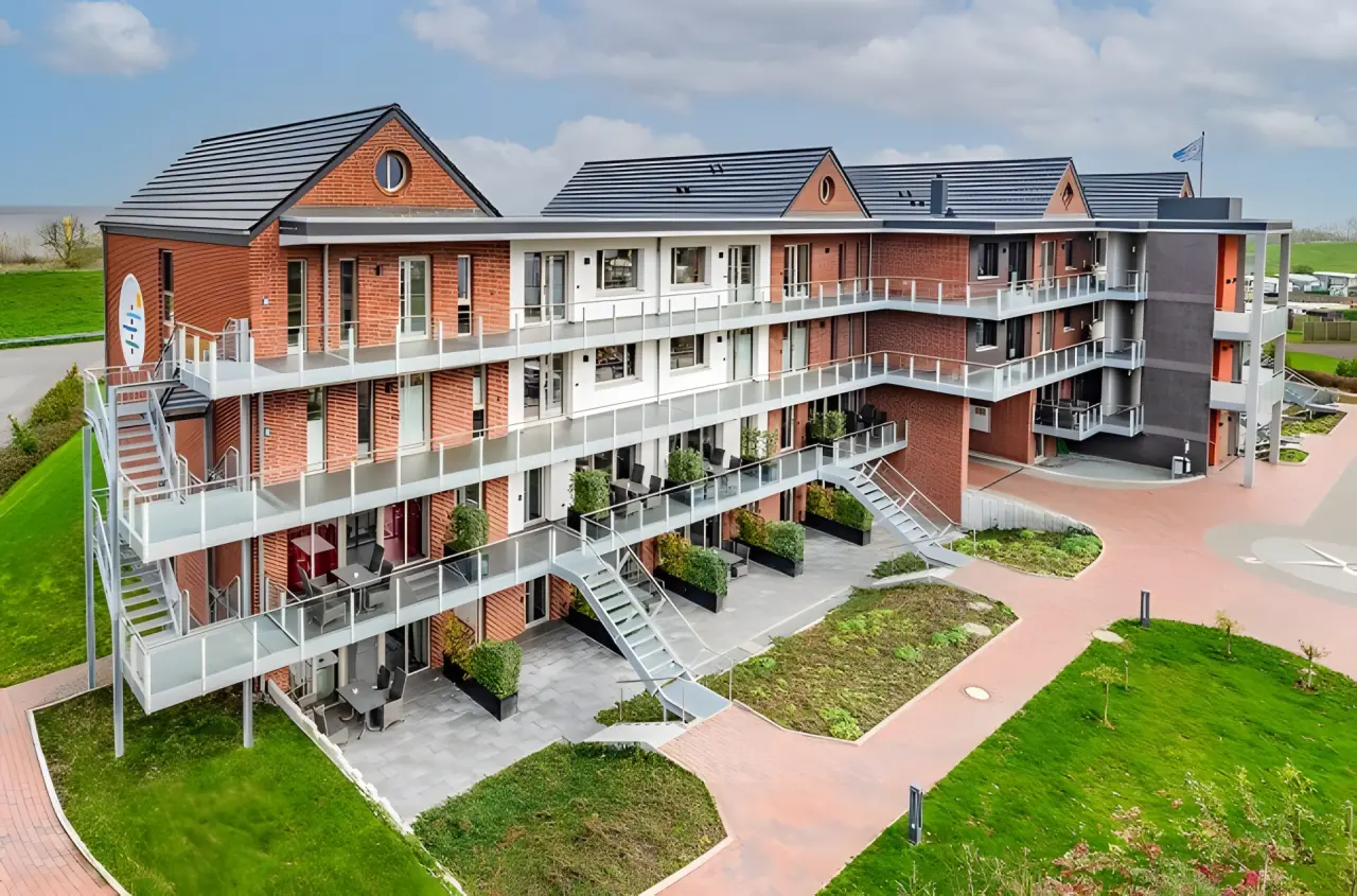 Elbstrand Resort Krautsand in Drochtersen-Krautsand – Gesamtansicht der modernen Resortanlage | Wellnesshotel Elbmarsch