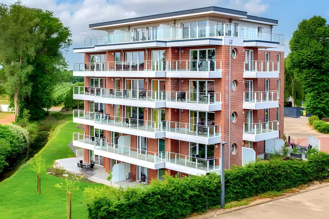 Elbstrand Resort Krautsand in Drochtersen-Krautsand – Modernes Hotelgebäude mit Balkonen und Grünflächen | Wellnesshotel Elbmarsch