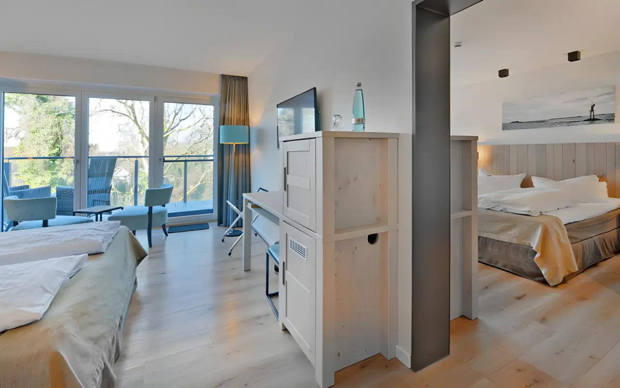 Elbstrand Resort Krautsand in Drochtersen-Krautsand – Helles Doppelzimmer mit Balkon und Sitzbereich | Wellnesshotel Elbregion