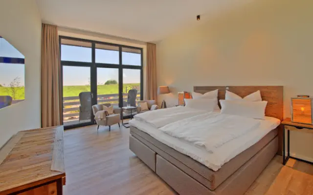 Elbstrand Resort Krautsand in Drochtersen-Krautsand – Helles Doppelzimmer mit Blick auf die Natur | Wellnesshotel Elbregion