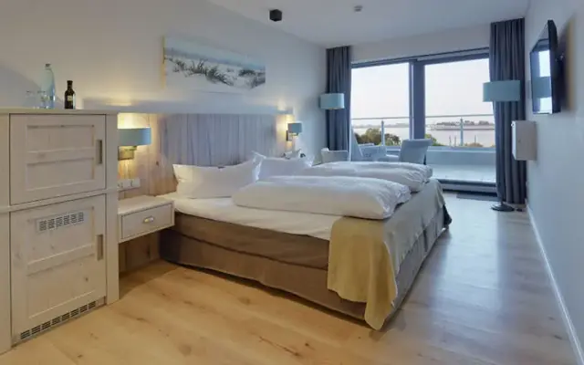 Elbstrand Resort Krautsand in Drochtersen-Krautsand – Modernes Doppelzimmer mit direktem Elbblick | Wellnesshotel Elbregion