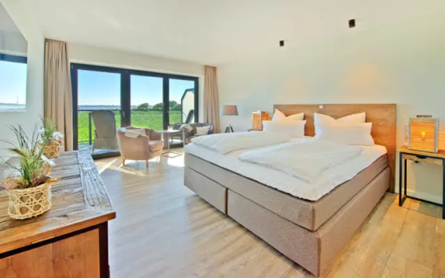 Elbstrand Resort Krautsand in Drochtersen-Krautsand – Helles Doppelzimmer mit Panoramablick auf Elbe und Natur | Wellnesshotel Elbregion