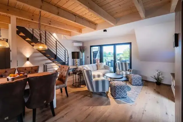 Elbstrand Resort Krautsand in Drochtersen-Krautsand – Stilvoller Wohn- und Essbereich mit Holzdecken | Wellnesshotel Elbmarsch