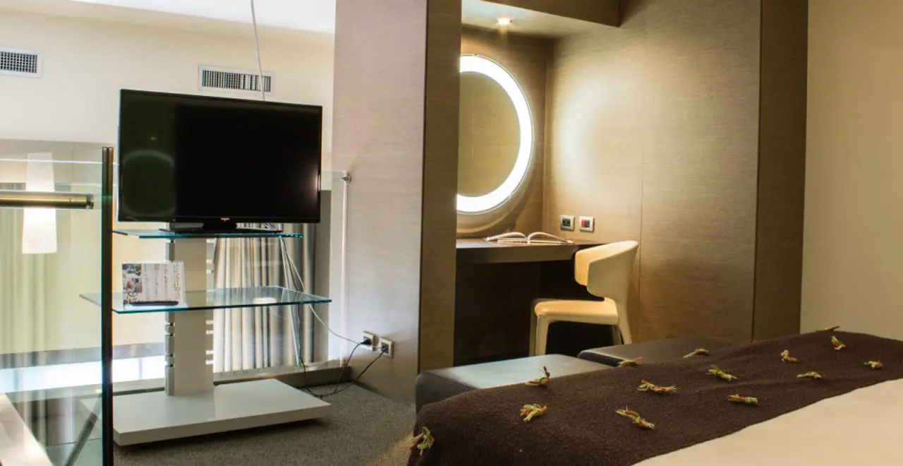 UNA HOTELS T Hotel Cagliari in Cagliari – Modernes Hotelzimmer mit TV und Schminktisch | Wellnesshotel Sardinien