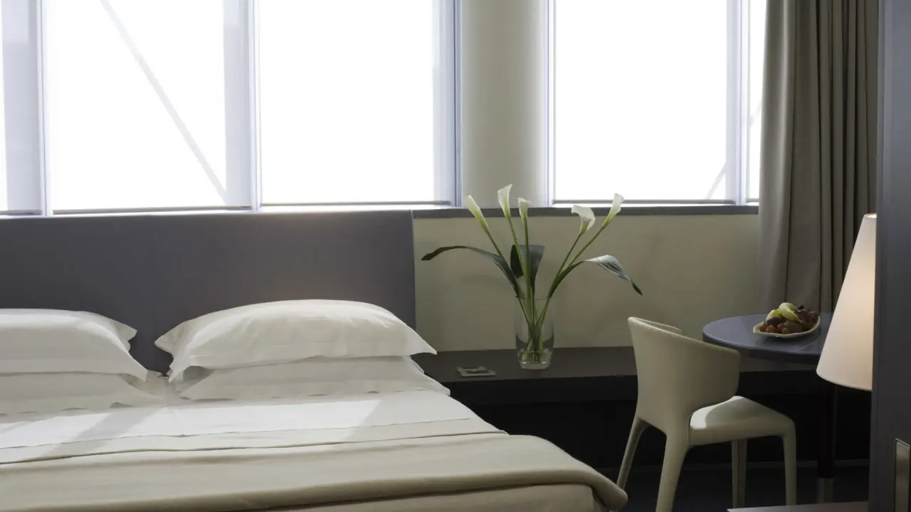 UNA HOTELS T Hotel Cagliari in Cagliari – Helles Hotelzimmer mit frischen Blumen und Obst | Wellnesshotel Sardinien