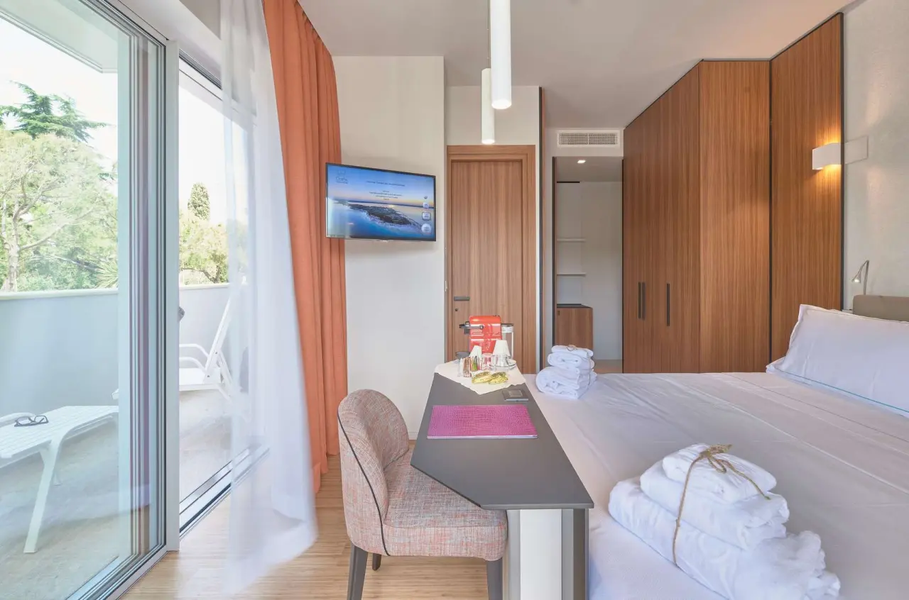 Hotel Ocelle in Sirmione – Modernes Doppelzimmer mit Balkon und Seeblick | Wellnesshotel Gardasee
