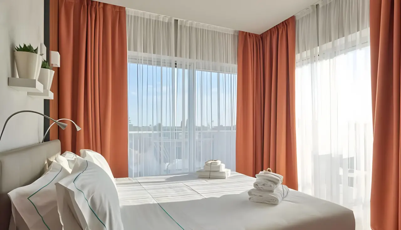 Hotel Ocelle in Sirmione – Helles Schlafzimmer mit großen Fenstern | Wellnesshotel Gardasee