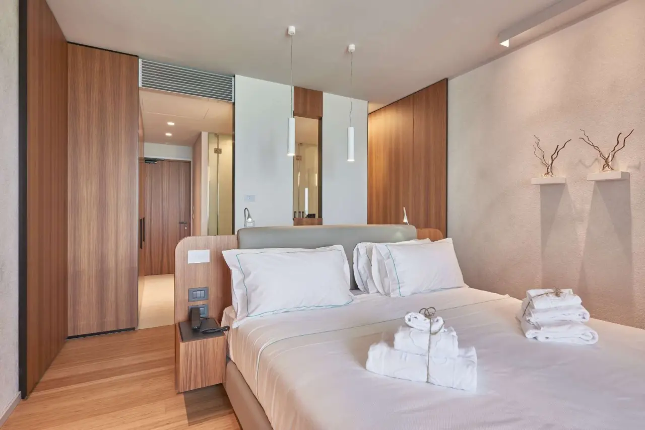 Hotel Ocelle in Sirmione – Elegantes Doppelzimmer mit Holzelementen | Wellnesshotel Gardasee