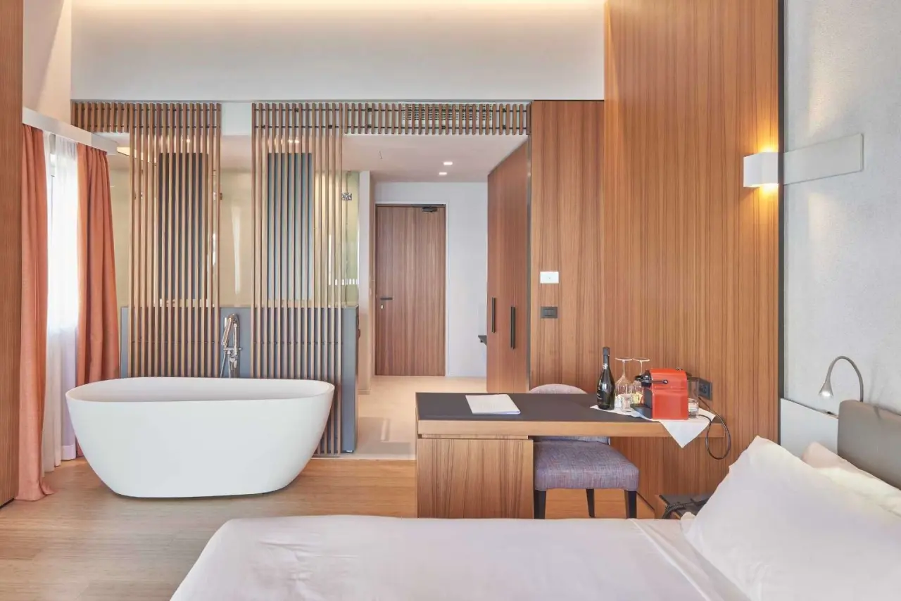 Hotel Ocelle in Sirmione – Luxuriöses Zimmer mit freistehender Badewanne | Wellnesshotel Gardasee