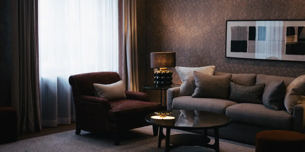 Suvretta House in St. Moritz – Elegantes Wohnzimmer in einer Suite | Wellnesshotel Engadin