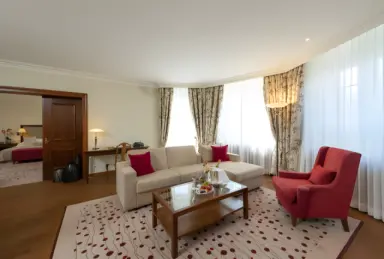 Suvretta House in St. Moritz – Geräumiges Wohnzimmer einer Suite mit Champagner | Wellnesshotel Engadin