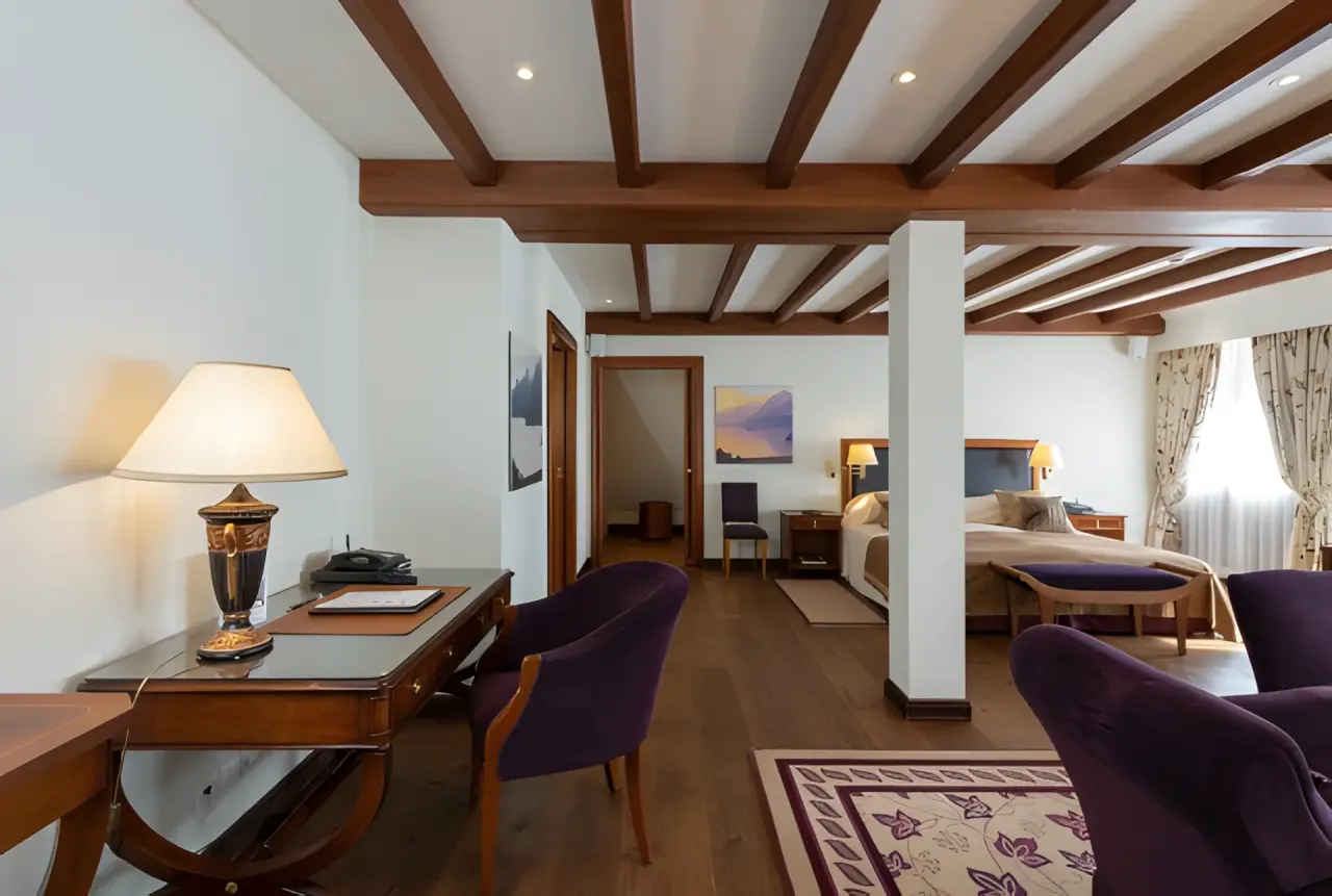 Suvretta House in St. Moritz – Suite mit Holzbalken und separatem Schlafbereich | Wellnesshotel Engadin