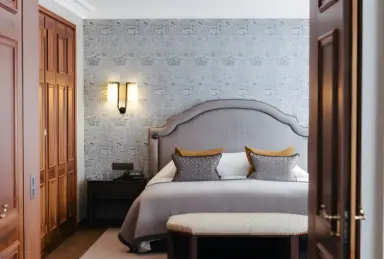 Suvretta House in St. Moritz – Komfortables Schlafzimmer mit elegantem Design | Wellnesshotel Engadin