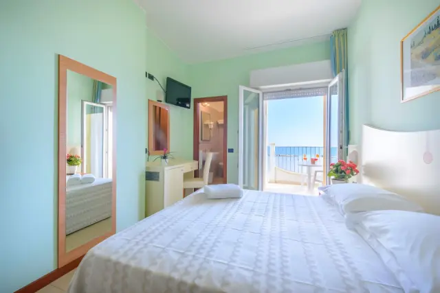 Hotel Zeus in Rimini – Komfortables Doppelzimmer mit Meerblick und Balkon | Wellnesshotel Adria