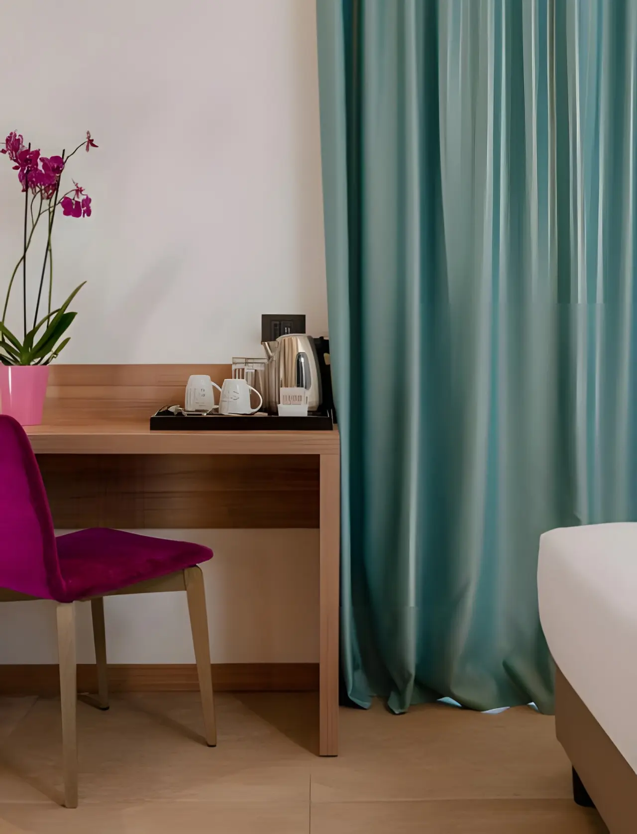 You & Me Beach Hotel in Rimini – Schreibtisch mit Teestation und Orchidee im Hotelzimmer | Wellnesshotel Emilia-Romagna