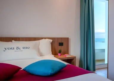 You & Me Beach Hotel in Rimini – Komfortables Hotelzimmer mit Meerblick und Balkon | Wellnesshotel Emilia-Romagna