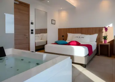 You & Me Beach Hotel in Rimini – Luxuriöses Hotelzimmer mit integriertem Whirlpool | Wellnesshotel Emilia-Romagna