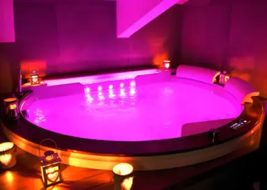 You & Me Beach Hotel in Rimini – Entspannender Whirlpool mit stimmungsvoller Beleuchtung | Wellnesshotel Emilia-Romagna