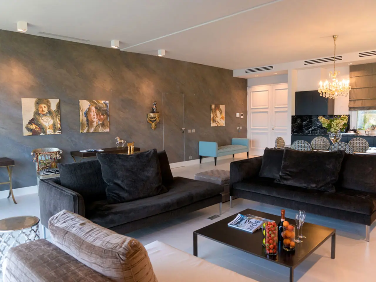 Hotel Villa e Palazzo Aminta in Vico Morcote – Moderne Lounge mit bequemen Sofas und Kunstwerken | Wellnesshotel Tessin